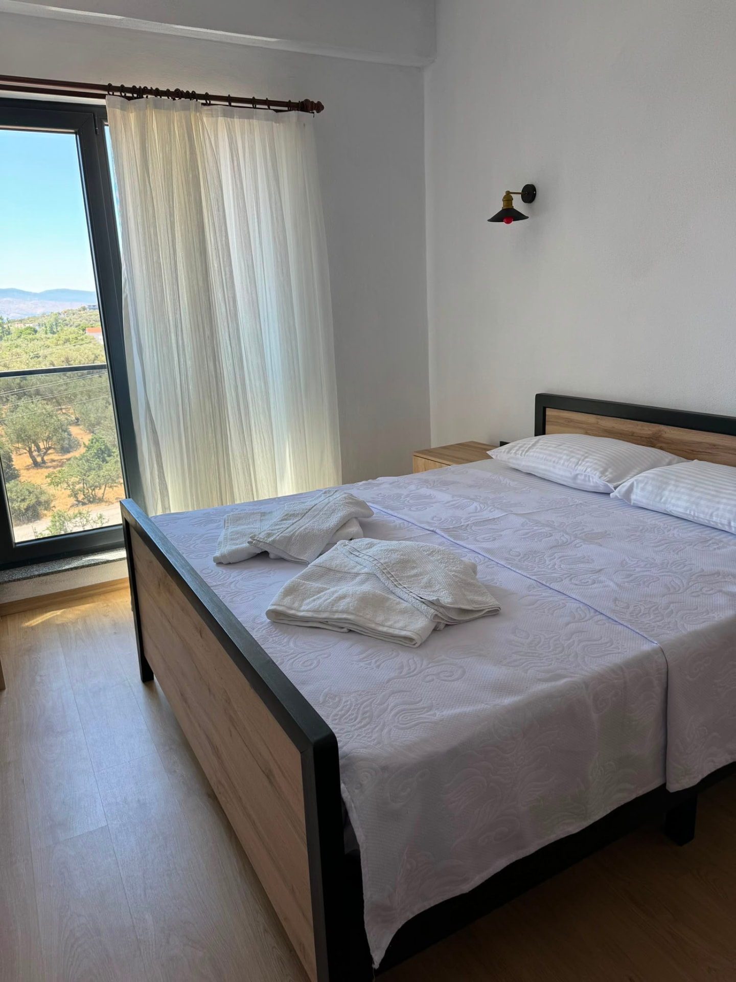 Suit yatak odası ve pencereden doğa manzarası