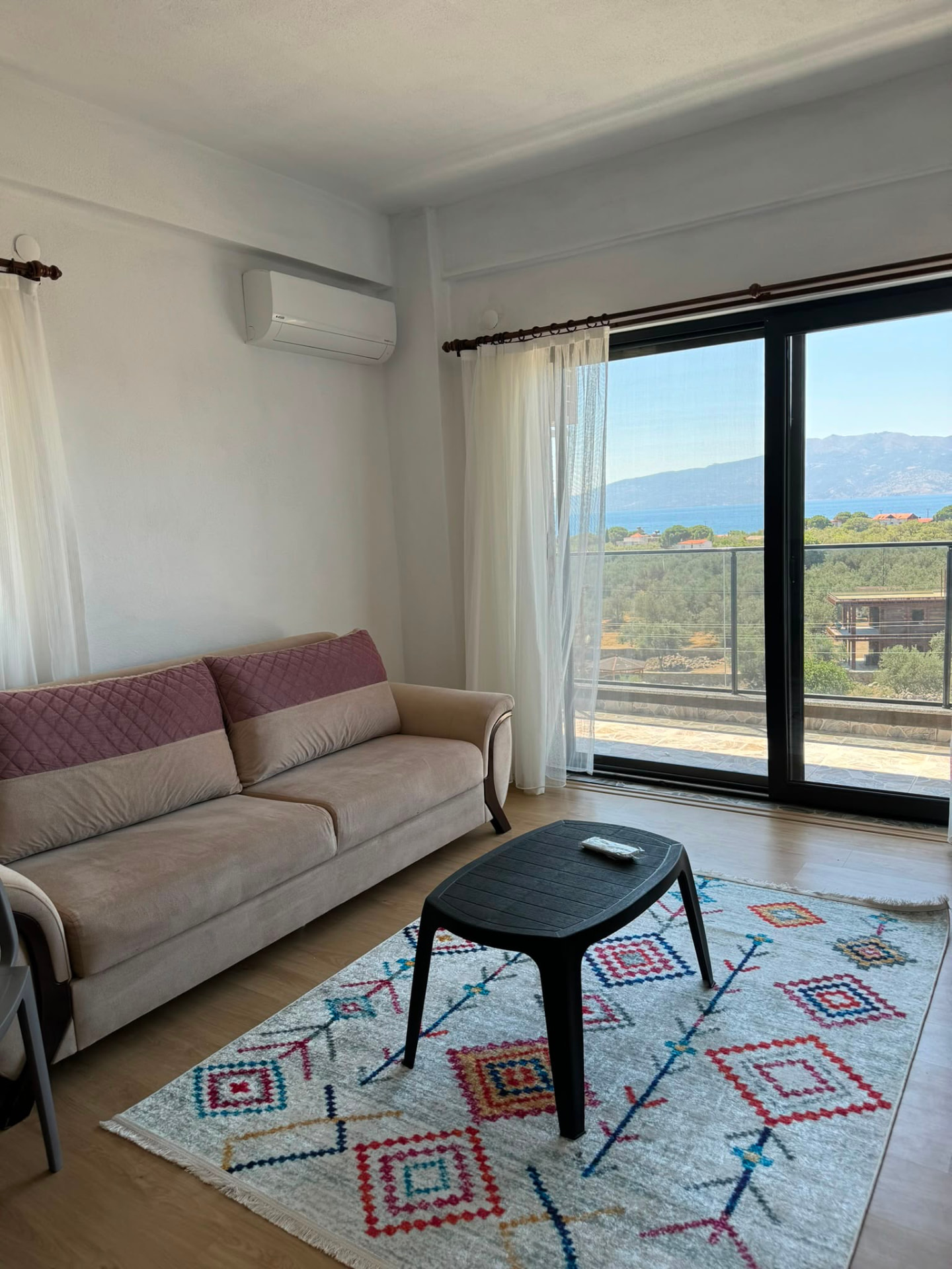 Suit oturma alanı ve balkondan deniz manzarası